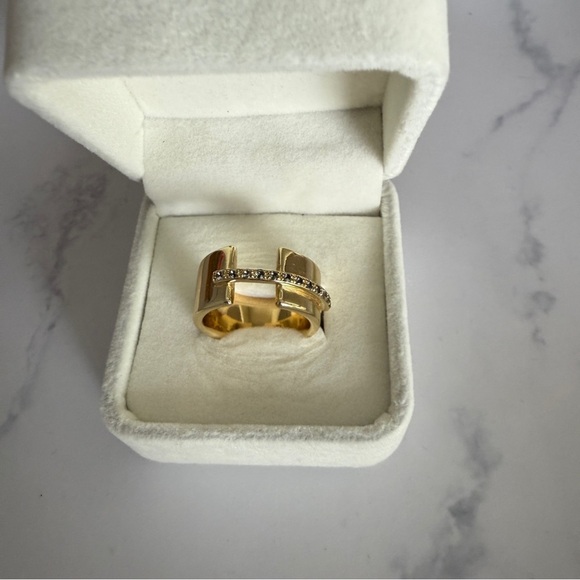 Elizabeth and James | Lueur Ring - Picture 5 of 10